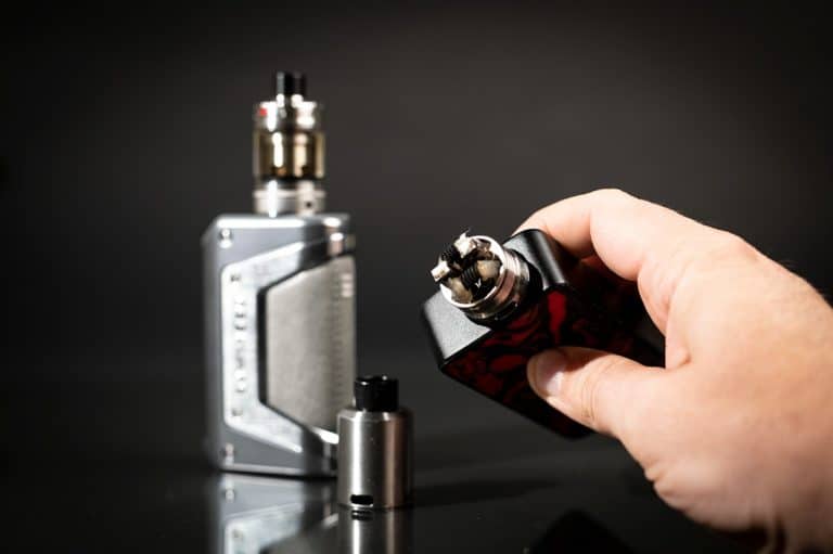 best vape mods, man holding RDA device